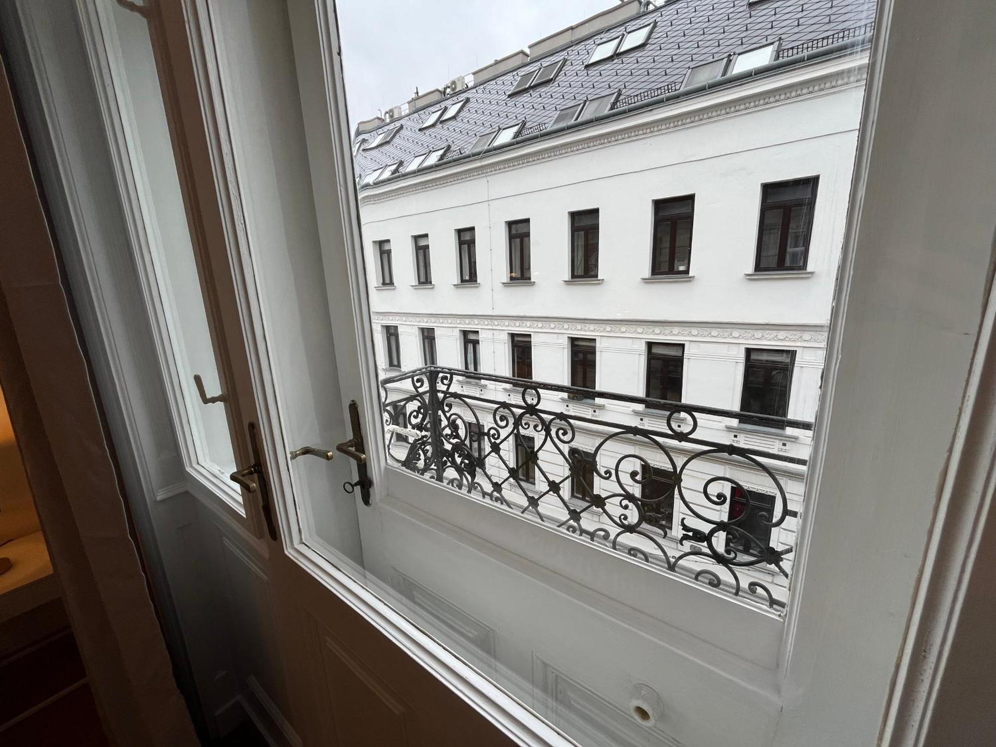 Grosszuegiger Wiener Altbau Gleich Neben Schoenbrunn Exterior photo
